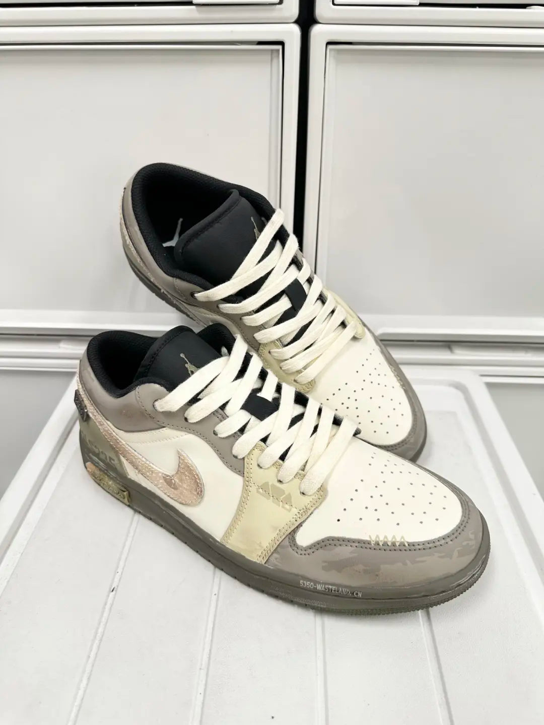 Seeking Path - Men's Jordan 1 Low