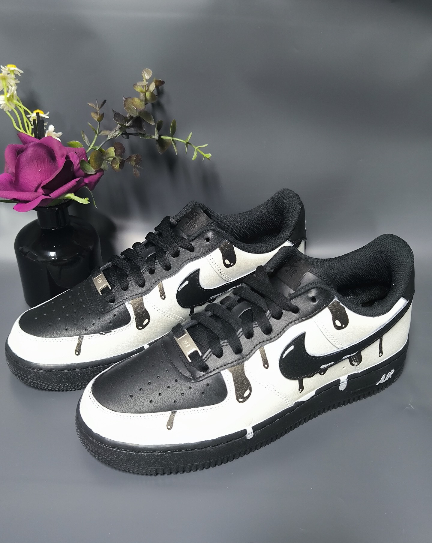 [Custom The male clown is in black, white and grey]  Dunk Skateboarding Shoes Men Low-top Black/White/Gray