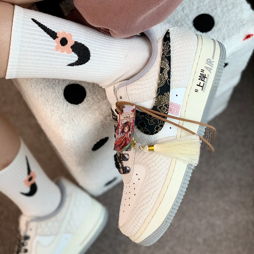 [Custom Black hook embroidery with golden dragon patterns]  Air Force 1 Skateboarding Shoes Women's