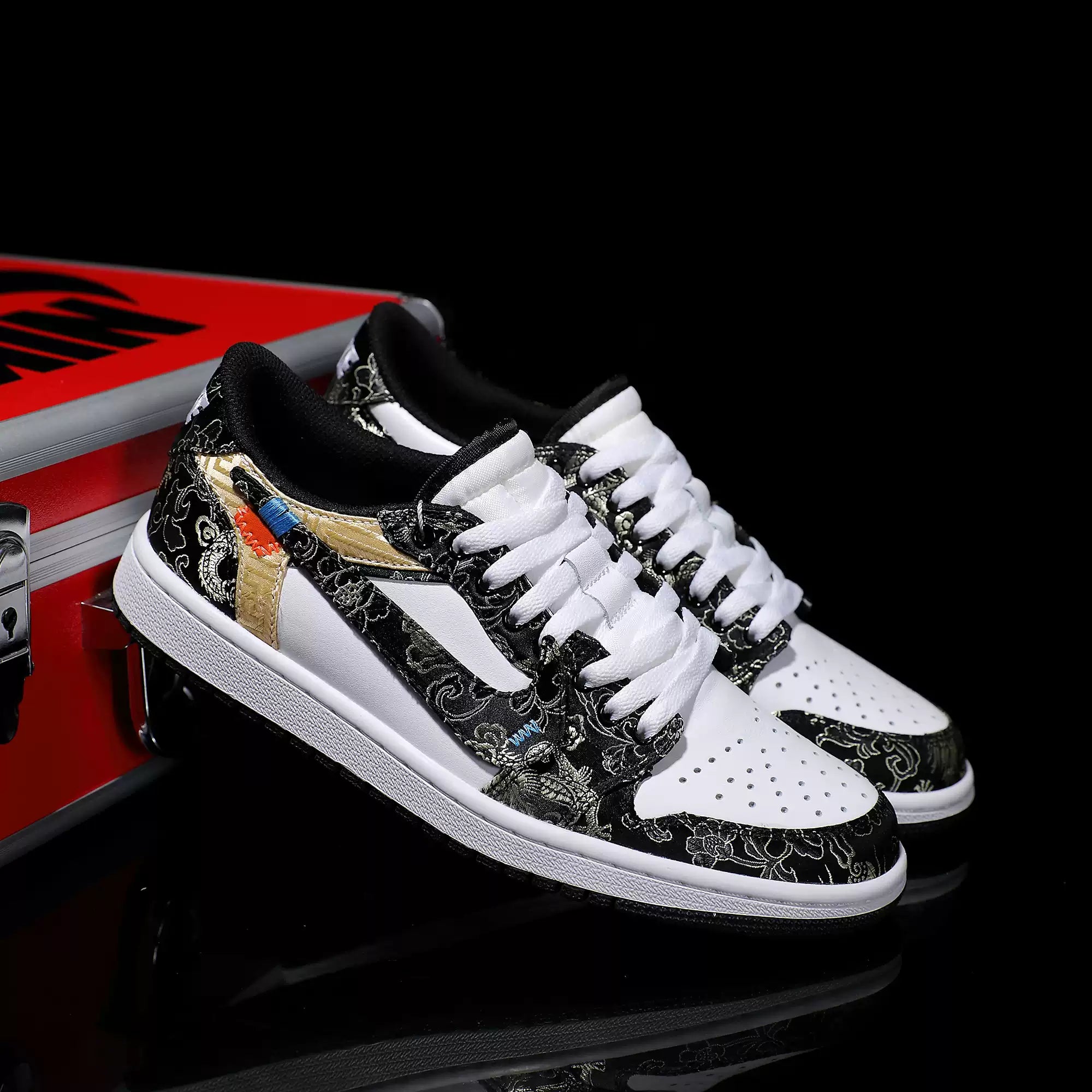 [Custom Black Gold Dragon Pattern Embroidery] Air Jordan Low - Top Skateboarding Shoes Unisex