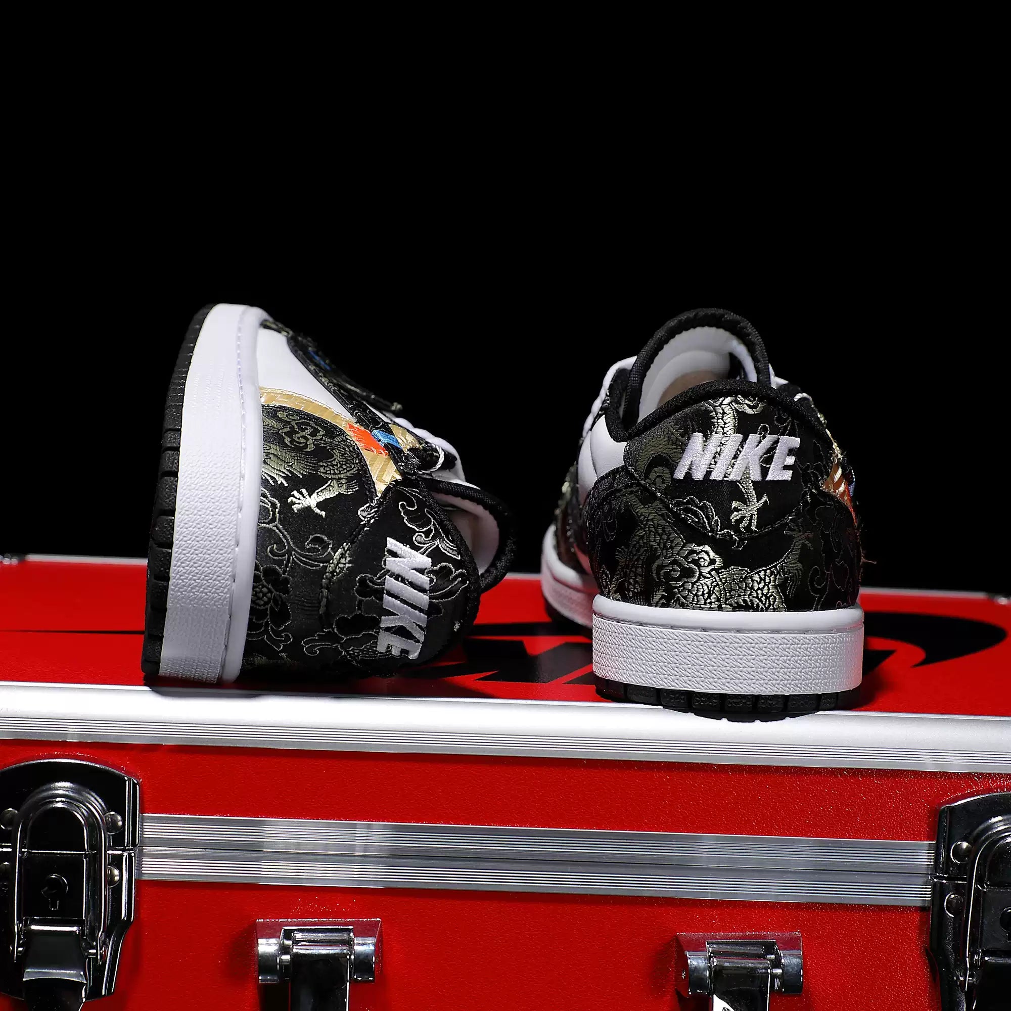 [Custom Black Gold Dragon Pattern Embroidery] Air Jordan Low - Top Skateboarding Shoes Unisex