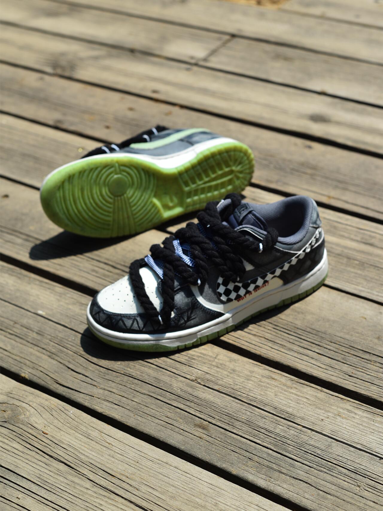[Custom The male clown is in black, white and grey]  Dunk Skateboarding Shoes Men Low-top Black/White/Gray