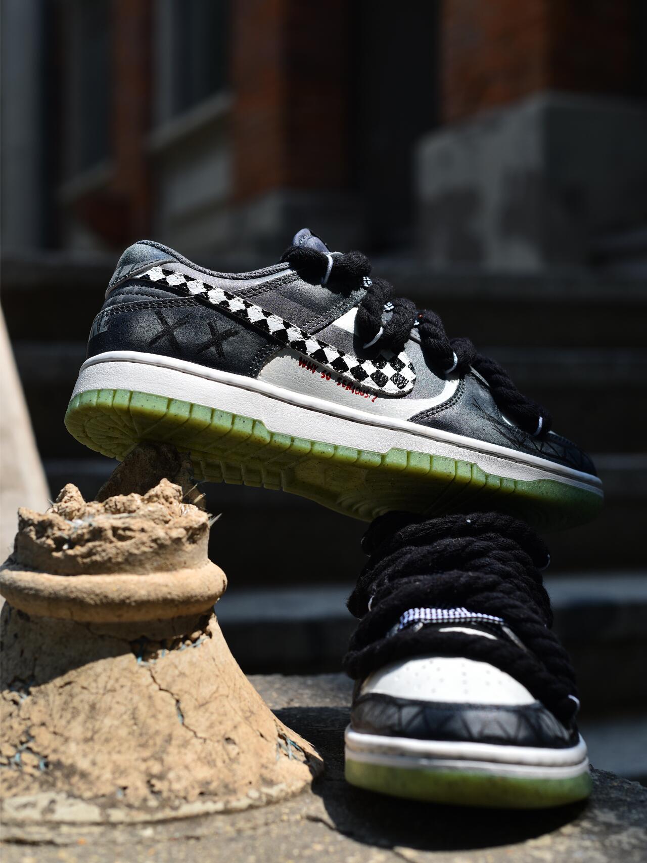 [Custom The male clown is in black, white and grey]  Dunk Skateboarding Shoes Men Low-top Black/White/Gray
