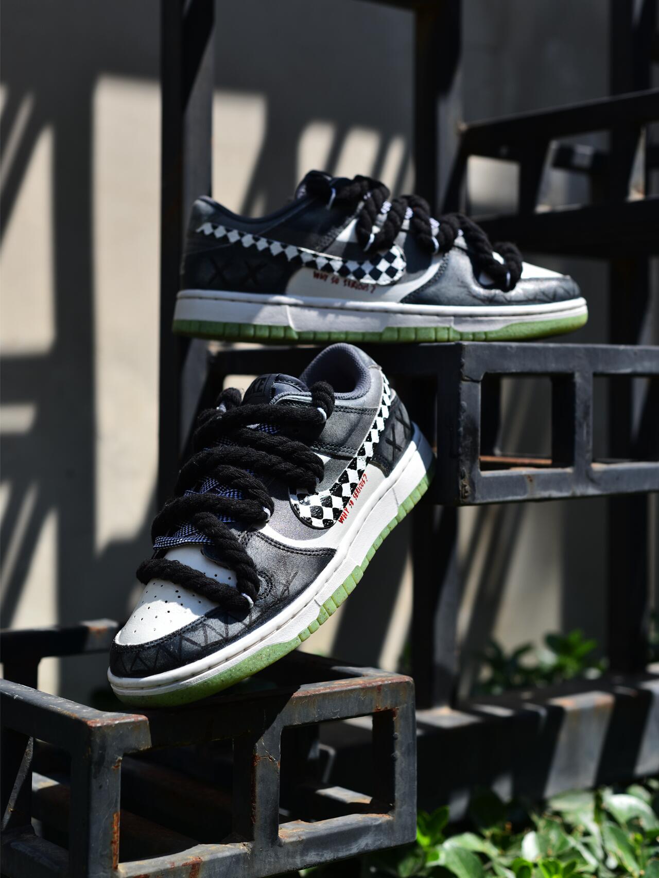 [Custom The male clown is in black, white and grey]  Dunk Skateboarding Shoes Men Low-top Black/White/Gray