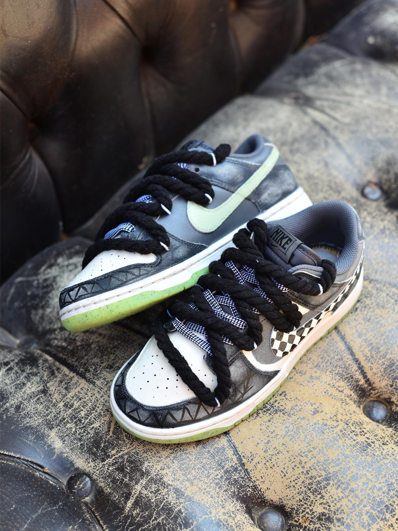 [Custom The male clown is in black, white and grey]  Dunk Skateboarding Shoes Men Low-top Black/White/Gray